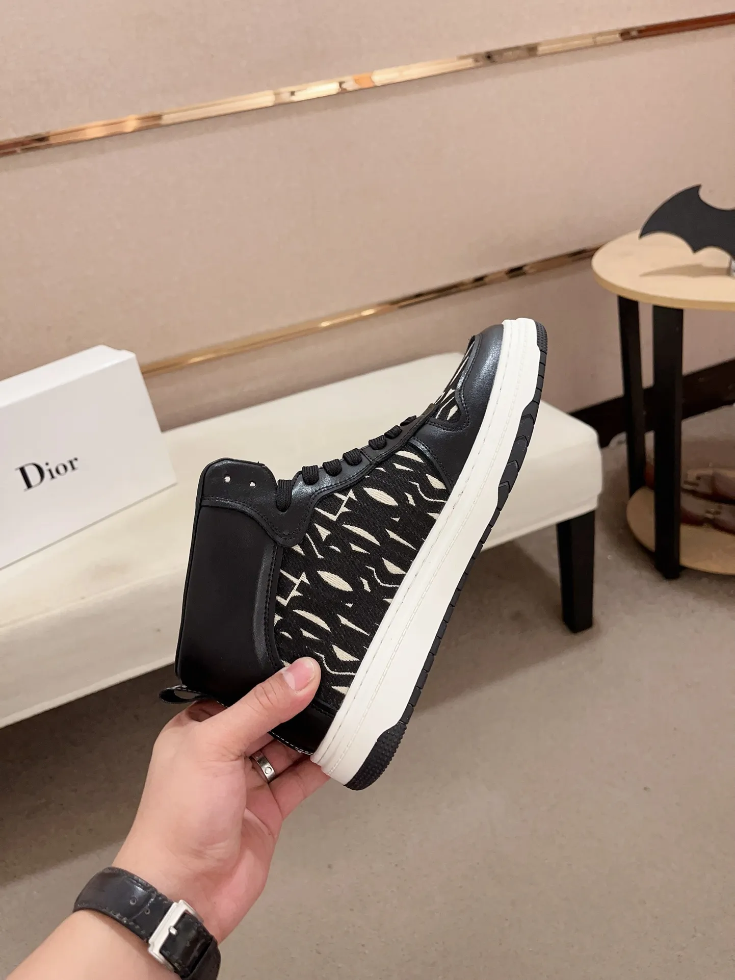 Men's shoes💰 420💰🇮🇹🇮🇹Dior d The new high-tops are on sale at the same time at the counter. The uppers are 🇮🇹 Italian imported first-layer cowhide, and the fully imported sheepskin lining is 💪💪. It is a complete 1⃣️ to 1⃣️ replica 🇮🇹💪💪. ⚠Sole: The original sole is specially provided by the original factory. The exclusive movable molded sole is super comfortable. ⚠Original factory follow-up goods, 🔍🔍high quality, you can enter and exit the counter at will, welcome to compare⚠. Code number:38-44